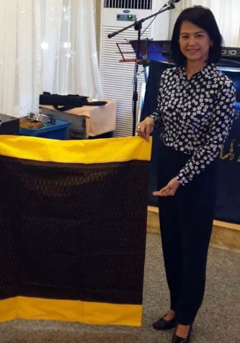ประธานแม่บ้านมหาดไทย จังหวัดชลบุรี รับผ้าซิ่นลาย 