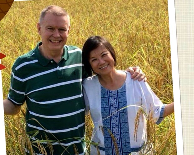 คุณโรโรธี  ชาวสิงคโปร์ วัย 62 เธอรักเมืองไทย จึงชวนสามี-คุณไมค์ ทำงานในพื้นที่จังหวัดขอนแก่น นานเกือบ 20 ปี มาแล้ว 