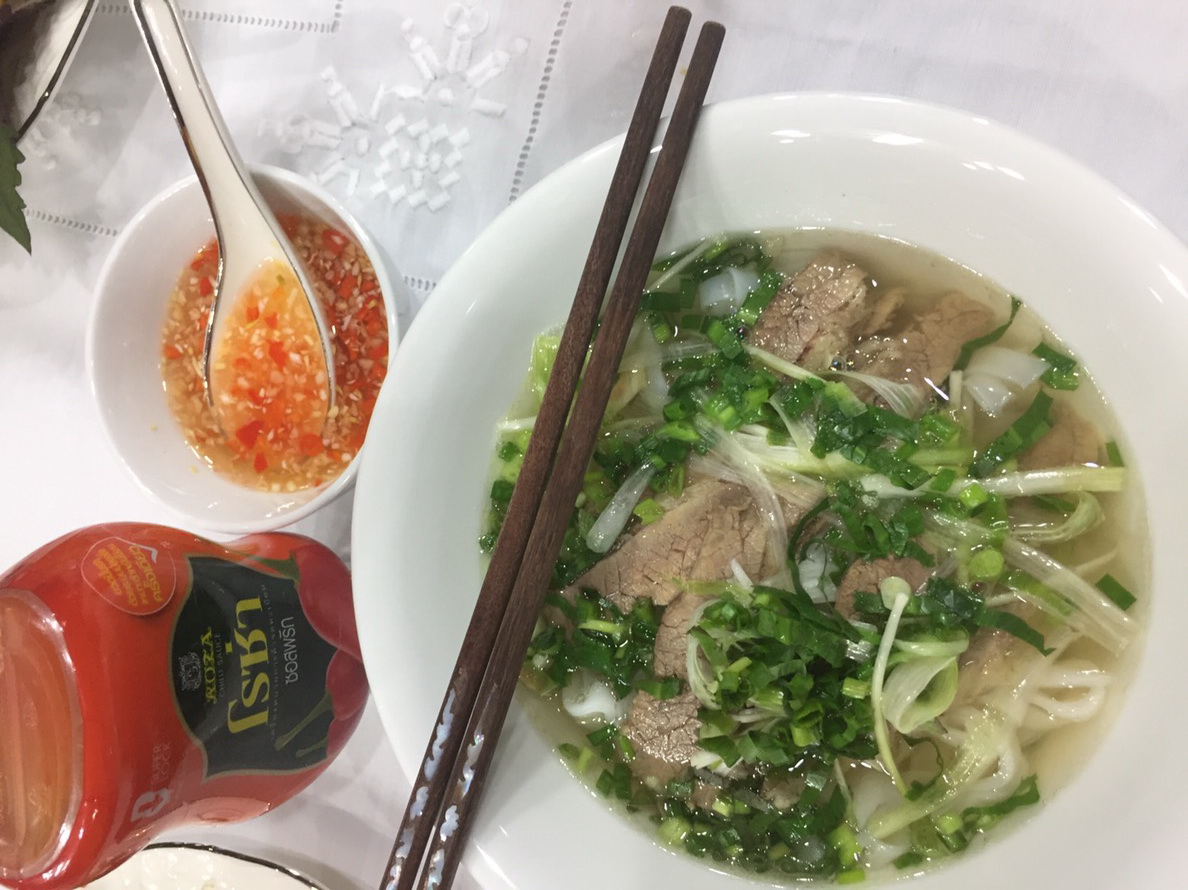  เฝอ เนื้อนุ่ม น้ำซุปเลิศมาก ชาวเวียดนาม ชอบเติมซ้อสโรซ่า ของไทย เป็นที่สุด บอกว่า เข้ากั้น เข้ากัน...