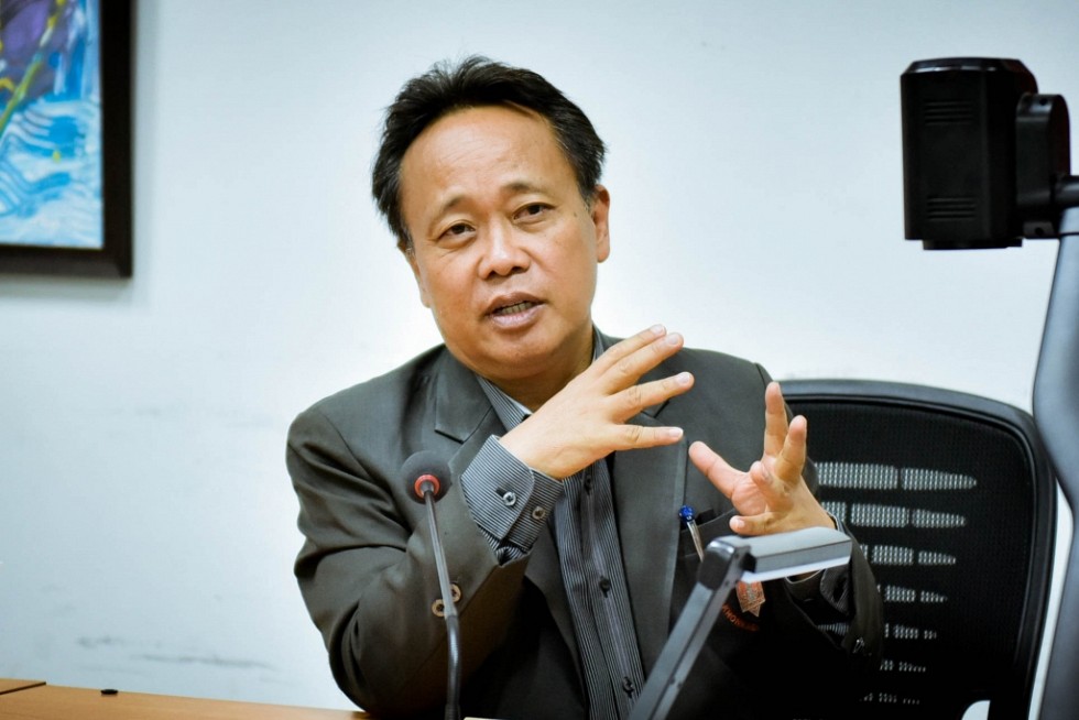 รศ.ดร. นิยม วงศ์พงษ์คำ คณบดีคณะศิลปกรรมศาสตร์ ประธานกรรมการฝ่ายออกแบบเมรุลอยหลวงพ่อคูณ