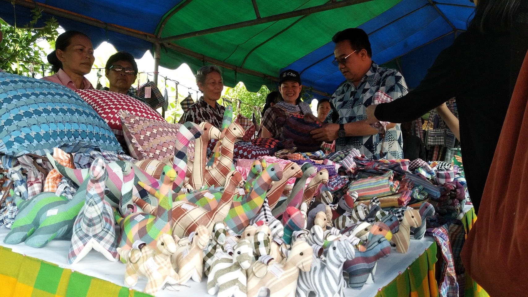 ฝีมือ ตัดเย็บผ้า ของชุมชนชาวบ้านดง