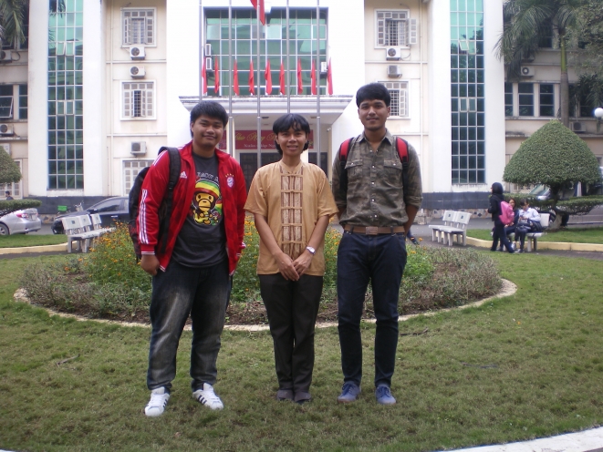 นาย อธิบดินทร์ ชูปัญญา เมื่อครั้งเป็นนักศึกษาแลกเปลี่ยน มข. กับมหาวิทยาลัยฮานอย ประเทศเวียดนาม