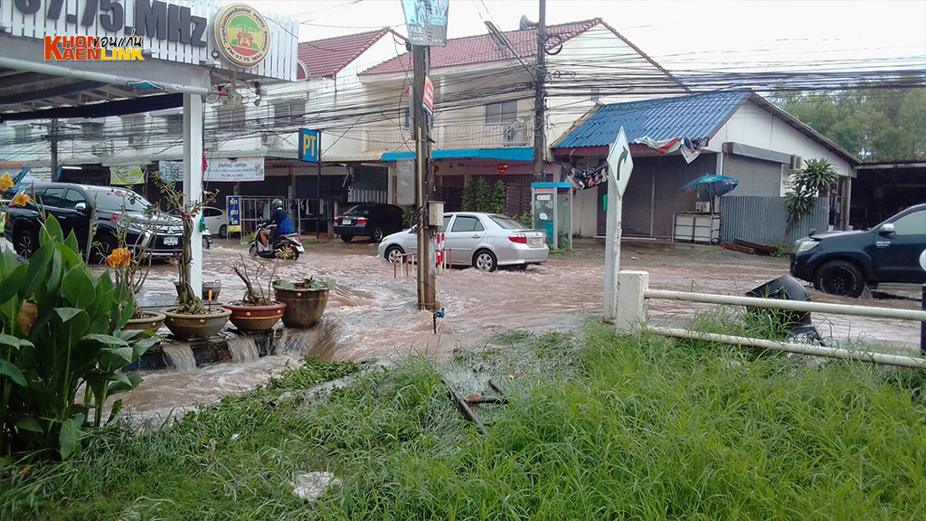 สภาพน้ำท่วมถนนสีหราชเดโชไชย หน้าหมู่บ้านพวงเพขร 4