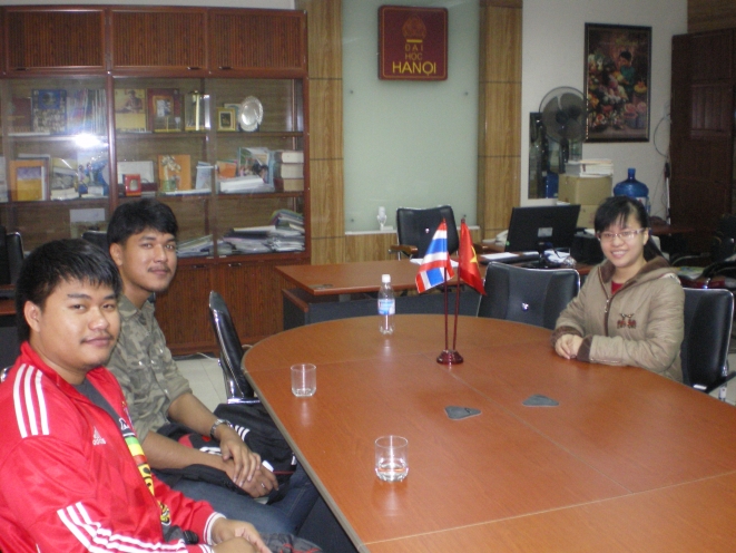 นาย อธิบดินทร์ ชูปัญญา เมื่อครั้งเป็นนักศึกษาแลกเปลี่ยน มข. กับมหาวิทยาลัยฮานอย ประเทศเวียดนาม